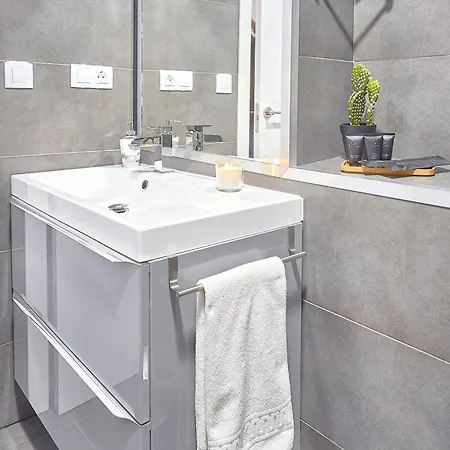 Comfortable In - 55 M² + Balcony 레온