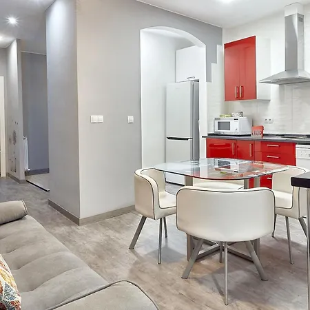 Comfortable In - 55 M² + Balcony 레온
