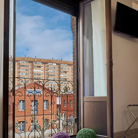 Comfortable In - 55 M² + Balcony 레온